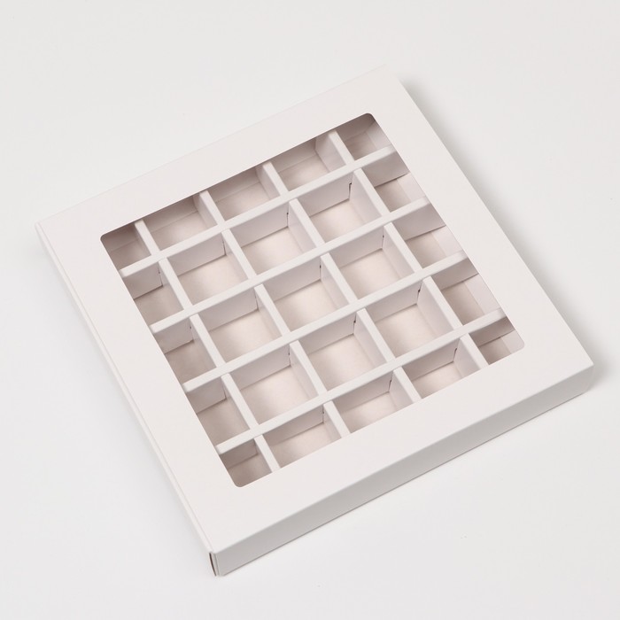 111-1 Коробка для 25 конфет с окошком Белая 22х22х3.5 см — изображение 1