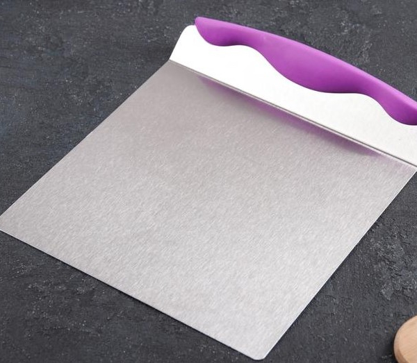 Металлическая широкая лопатка