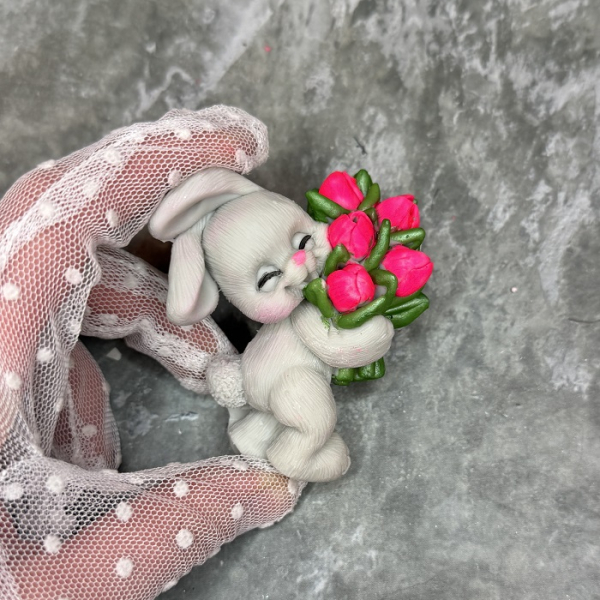 Фигура из глазури "Зайка с тюльпанами" 2Д Серый