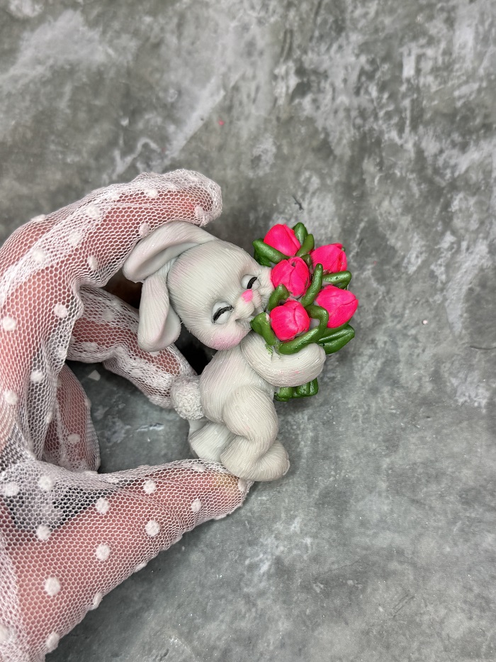 IMG_1066 Фигура из глазури "Зайка с тюльпанами" 2Д Серый — изображение 1