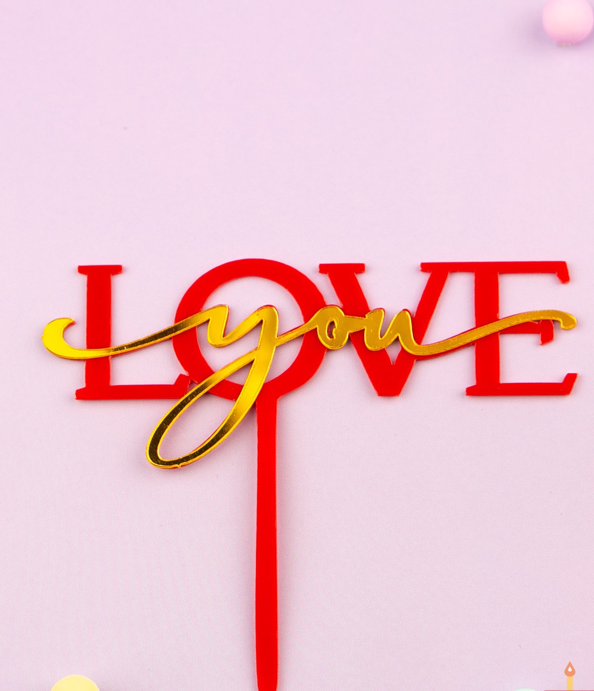 Топпер-акриловый-Love-you-красный-с-золотой-надписью Топпер на ножке «Love you» красный с золотой надписью — изображение 1