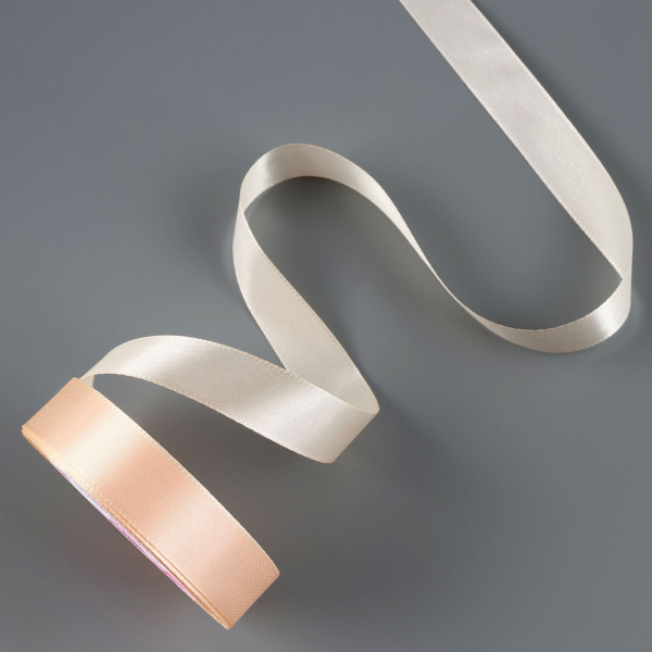 Лента атласная кремово-розовая 20 мм 23±1 м №06
