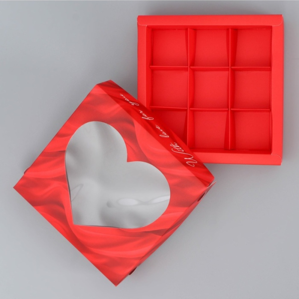 Коробка на 9 конфет «Любовь» Красная 14.7×14.7×3.5 см
