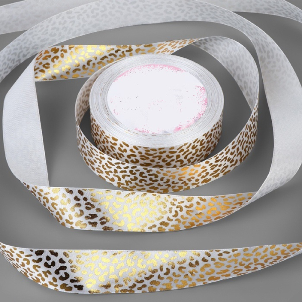 Лента атласная с тиснением «Леопард», 25 мм, 23±1 м, белая, золотая